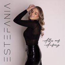 Links vertikal: "ESTEFANIA". Rechts: "Alles auf Anfang". Eine Frau in schwarzem Outfit mit geschlossenen Augen.