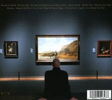 Namen von Liedern wie "Message in a Bottle", "Roxanne". Eine Person sitzt in einem Museum vor drei Gemälden.