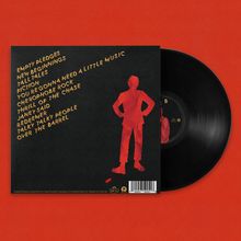 Gelber Text auf schwarzem Hintergrund listet Songtitel. Rote Silhouette einer Person. Schallplatte teilweise sichtbar.