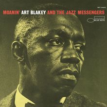 "MOANIN' ART BLAKEY AND THE JAZZ MESSENGERS" in roten und weißen Buchstaben. Ein Porträt eines dunkelhäutigen Mannes.