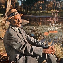 „Song for My Father“, „The Horace Silver Quintet“. Ein älterer Mann im Anzug und Hut sitzt lächelnd vor einem Teich.