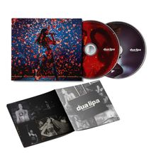 Zu sehen sind zwei CDs mit "dua lipa". Eine Hülle zeigt eine Sängerin auf Bühne. Ein Heft mit Fotos hat "dua lipa live from mexico".