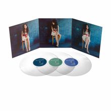 Drei weiße Vinyl-Schallplatten liegen vor einem dreiteiligen Cover mit Frau in weißem Kleid.