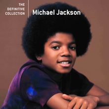 „THE DEFINITIVE COLLECTION“; „Michael Jackson“. Ein junges afroamerikanisches Kind mit Afro-Look lächelt leicht.