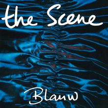 „the Scene“ oben, „Blauw“ unten in handschriftlicher Schrift. Hintergrund: dunkelblaue, fließende Oberfläche.