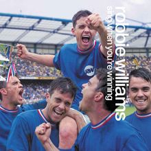 Text: „robbie williams, sing when you're winning“. Fünf Männer in blauen Trikots feiern jubelnd in einem Stadion.