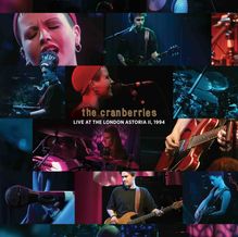 "The Cranberries: Live at The London Astoria II, 1994". Mehrere Szenen einer Band bei einem Konzert, Sängerin und Musiker in Aktion.