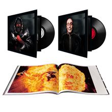 Zwei Vinyl-Plattenhüllen mit Porträts; darunter ein aufgeschlagenes Buch mit einem Bild von Flammenexplosion.