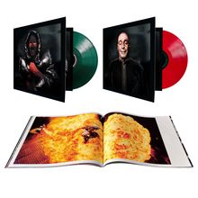 Zwei Schallplatten mit Covern von maskierten Personen, eine grün, eine rot, daneben ein aufgeschlagenes Buch mit Feuerbildern.