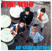 "THE WHO" in Rot, "MY GENERATION" in Blau. Vier Männer schauen nach oben, stehen vor großen Metallfässern.