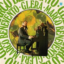 Text: "Marco Benevento", "Glera". Ein Mann sitzt an einem Klavier, im Hintergrund grüne und orangefarbene Töne.