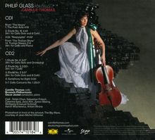 CD-Titel: Philip Glass für Cello. Künstlerin: Camille Thomas. Frau im weißen Kleid mit Cello, Hintergrund: schwarze Quader.