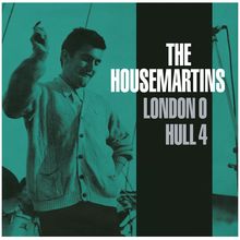 "The Housemartins, London 0 Hull 4." Ein Mann in Strickjacke tanzt, Mikrofon und Schlagzeug im Hintergrund.
