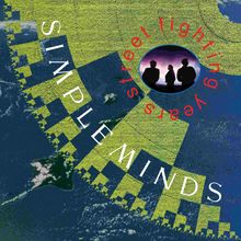 Text: "SIMPLE MINDS", "street fighting years". Silhouetten von drei Personen vor einem bunten Hintergrund. Abstrakte Muster.