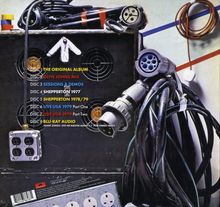 Eine Vielzahl von CDs und Kabeln, darunter: THE ORIGINAL ALBUM, GLYN JOHNS MIX, SESSIONS & DEMOS, SHEPPERTON 1977.