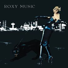 Oben steht „ROXY MUSIC“. Eine elegante Frau in schwarzem Kleid hält einen Panther an der Leine, vor einer nächtlichen Skyline.