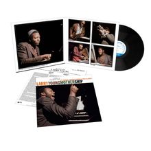 Titel "Larry Young: Mothership". Ein Vinyl-Album mit Fotos von Musikern und Informationen über Aufnahmen.