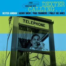 „Dexter Calling...“, Dexter Gordon und drei weitere Musiker, Telefonzelle, Mann telefoniert und lächelt.