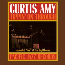 "CURTIS AMY TIPPIN' ON THROUGH" oben, "recorded 'live' at the Lighthouse" unten, jazzige Bühnenatmosphäre.