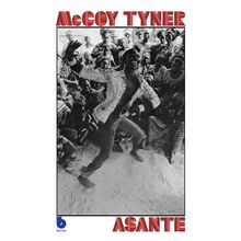 "MCCOY TYNER" und "ASANTE" in großen, roten Buchstaben. Eine Menschenmenge beobachtet einen tanzenden Mann.
