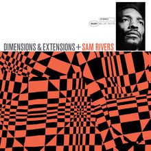 "Dimensions & Extensions + Sam Rivers" in weißem und rotem Text auf schwarz-rot gemustertem Hintergrund, mit Porträt oben.