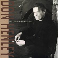 "THE END OF THE INNOCENCE" und "DON HENLEY" in Großbuchstaben. Ein Mann sitzt, in Schwarz-Weiß-Fotografie.