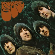 "Rubber Soul" in brauner Schrift. Vier Männer mit Pilzkopf-Frisuren schauen ruhig in die Kamera vor dunklem Hintergrund.
