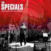 "The Specials. Live from the Cathedral." Illustration einer Person, die vor einer Menschenmenge auf einer Bühne steht.