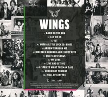 "WINGS" mit Songtiteln wie "BAND ON THE RUN", "JET", "MY LOVE". Hintergrund: Schwarz-weiß Fotos der Bandmitglieder.