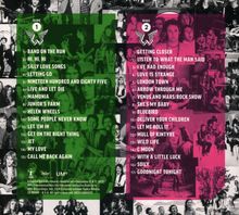 Zwei Disc-Tracklisten auf farbigem Hintergrund: Disc 1 in Grün, Disc 2 in Pink mit jeweils Titelliste. Vintage Fotos im Hintergrund.