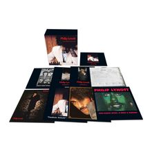 Mehrere Schallplatten-Cover mit „Philip Lynott“, Titeln wie „The Story of My Life“ und „Demos 1“. Verschiedene Fotos.