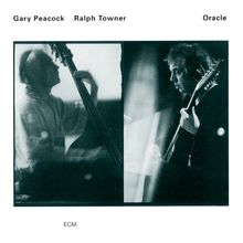 Gary Peacock, Ralph Towner, Oracle. Schwarz-weiß Fotos von zwei Musikern mit Saiteninstrumenten.