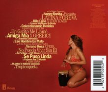 Eine kniende Frau in einem bunten Bikini mit einer Trommel vor einem roten Hintergrund.