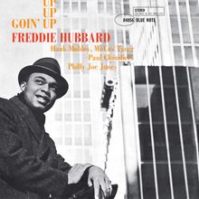 "Up Up Up Goin’ Up Freddie Hubbard" steht oben. Schwarz-weiße Fotografie von einem Mann mit Hut vor einem Hochhaus.