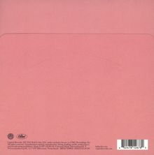 Barcodes unten rechts; „kaliuchis.com“ und „capitolrecords.com“ rechts daneben; rosa Hintergrund.