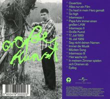 Ein Mann steht neben einem Baum. Der Text "Große Kunst" ist in grüner Schrift geschrieben.