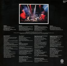 Seiten auflistet Titel von Liedern, Dank an Mitwirkende, Produktionsdetails. Oben Foto einer Live-Performance mit Musikern.