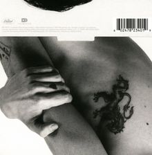 Barcode: 6 02478 23401 9. Schwarz-weiße Nahaufnahme eines Oberkörpers mit Löwentattoo und verschränkten Armen.