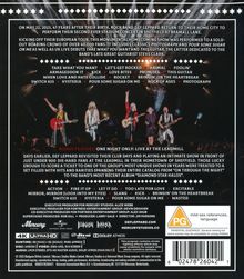 Text enthält Details über ein Def Leppard Konzert und die Setlist. Unten: Bild der Band auf der Bühne. Links das Stickereignis.