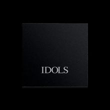 Der Text "IDOLS" steht im Zentrum in Weiß auf schwarzem Hintergrund.
