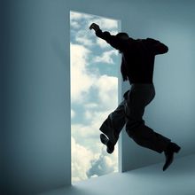 Es sind keine Texte vorhanden. Eine Person springt durch eine offene Tür in einen hellen Himmel mit Wolken.