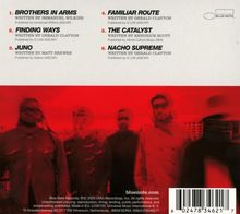 "1. Brothers in Arms", "2. Finding Ways", "3. Juno", "4. Familiar Route", "5. The Catalyst", "6. Nacho Supreme", darunter verschwommene Personen in Rot.


