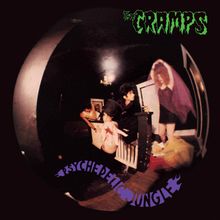“The Cramps” in grün oben rechts. “Psychedelic Jungle” in violett unten. Verzerrte Szene in einem Raum mit mehreren Personen.