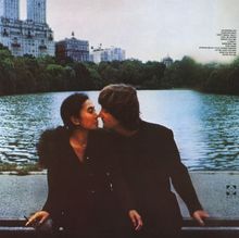 Texte: Titel von Liedern wie "I'M STEPPING OUT", "GROW OLD WITH ME". Zwei Menschen sitzen am Wasser, berühren sich an den Nasen.