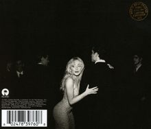 "MAN'S BEST FRIEND, 33 1/3 RPM, SABRINA CARPENTER". Schwarz-weiß-Foto einer Frau auf einer Party mit eleganten Personen.