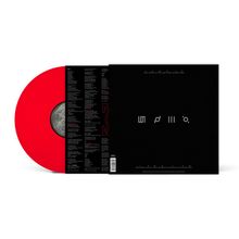 Texte: "WM", "o", "III", "o". Schwarzes Cover mit weißer Symbolik und rote Schallplatte.