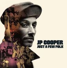 Text: "JP COOPER JUST A FEW FOLK". Ein Porträt eines Mannes mit Hut, überlagert mit verschiedenen Fotoausschnitten.