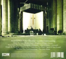 Liste von Songtiteln vor einer Kulisse mit einem großen Kreuz im Zentrum eines atmosphärischen Kirchenraums.