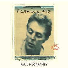 "FLAMING PIE" oben, "PAUL McCARTNEY" unten. Ein unscharfes Foto eines nachdenklichen Mannes und rote Zeichnung eines Kuchens.