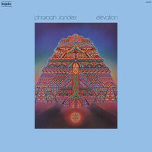 "Pharoah Sanders, Elevation" steht oben. Bunte Pyramide auf blauem Hintergrund, mit detailliertem, buntem Muster.